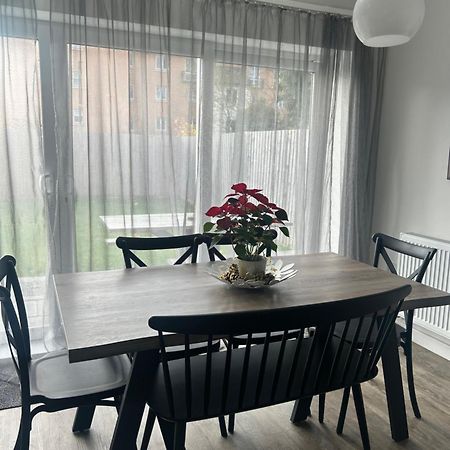 The Red House Modern Stylish Home From Home Walking Distance To Cardiff Bay And City Centre With Parking Екстер'єр фото