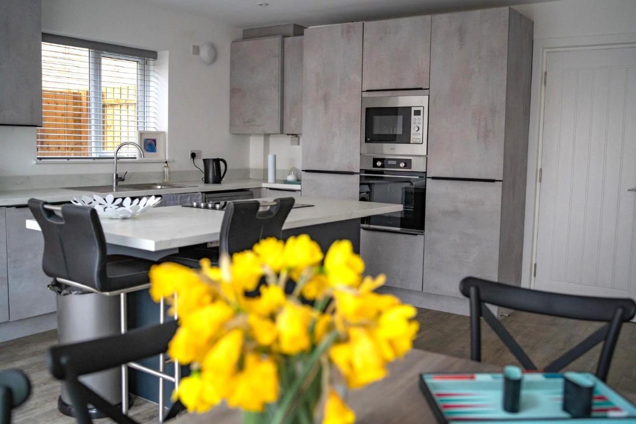 The Red House Modern Stylish Home From Home Walking Distance To Cardiff Bay And City Centre With Parking Екстер'єр фото